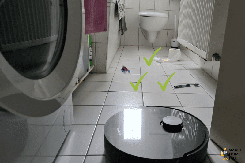 Dreame L10s Pro объезжает предметы, лежащие в ванной комнате.